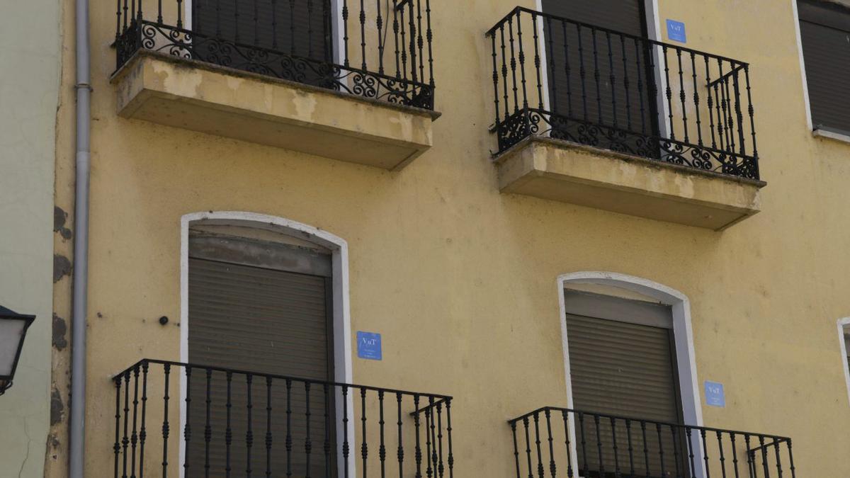 Bloque de viviendas de uso turístico en la ciudad de Zamora. | MIGUEL ÁNGEL LORENZO (ARCHIVO)