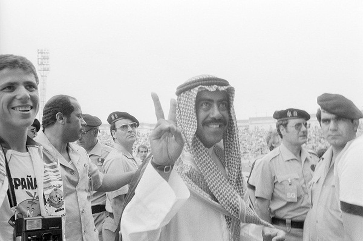 El jeque kuwaití Fahid Al-Ahmad Al-Sabah, victorioso, tras salirse con la suya en España 1982.