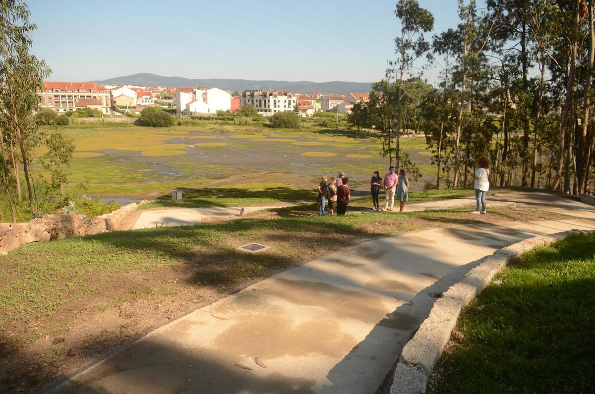 Vista del acceso de la casa de cultura de Corvillón al estanque de A Seca.