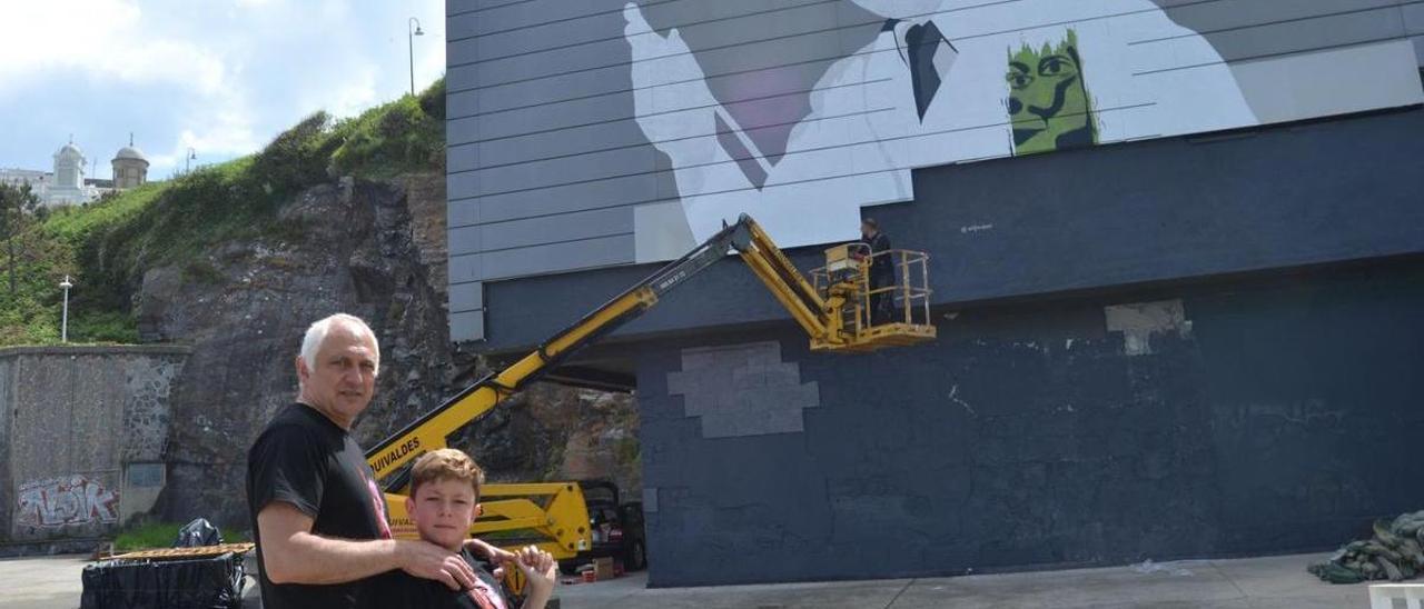 Pedro e Illán Casares, ayer, en Luarca, contemplando la obra, todavía en proceso, del profesor de arte gallego Fernando Yáñez. | A. M. Serrano