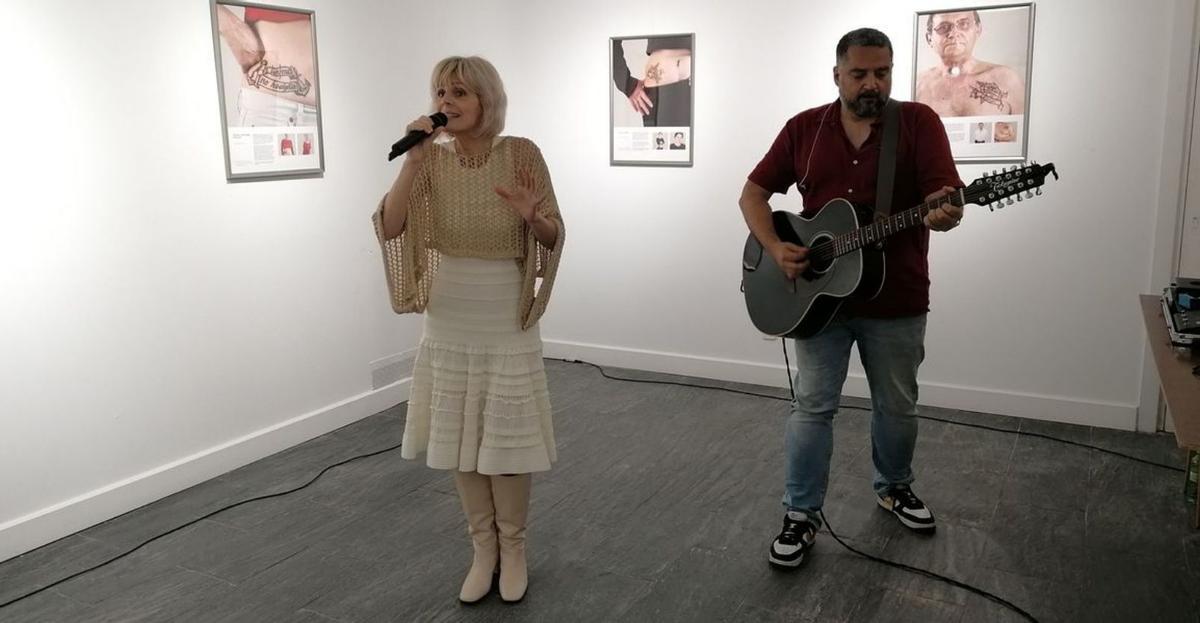 Lys Pardo intepreta una de sus canciones en el acto de apertura de la muestra. | M. J. C.