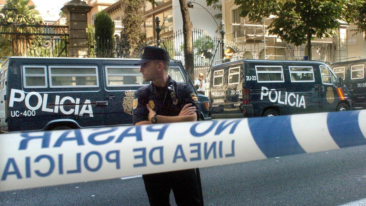 Un policía, durante un dispositivo especial de vigilancia tras los atentados de 2017 en Barcelona.