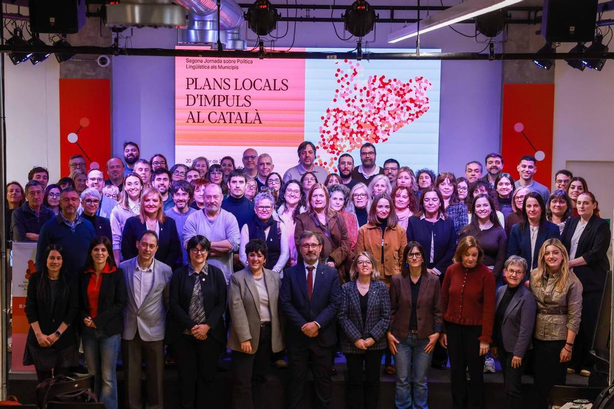 Representantes de todos los ayuntamientos y entes locales que han asisitido a la jornada sobre planes locales de impulso al catalán en La Ciba de Santa Coloma de Gramenet
