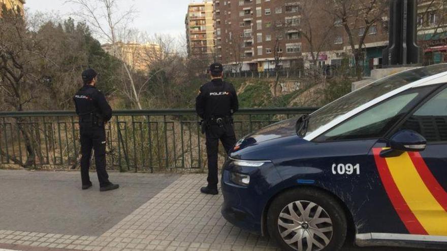 Dos agentes de la Policía Nacional evitan que una mujer se suicide