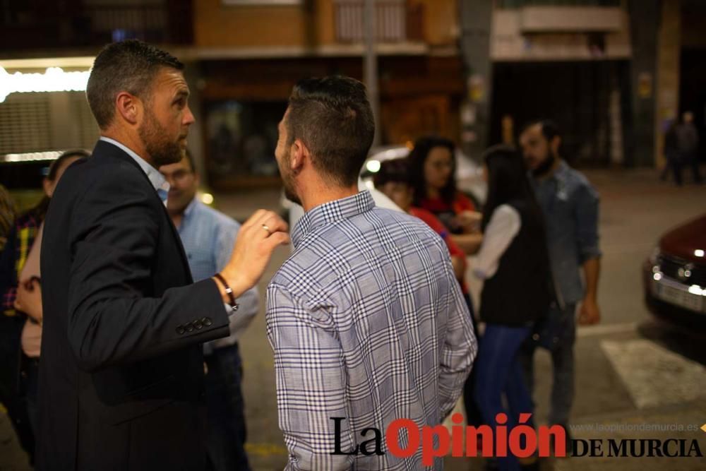 Pegada de carteles en Caravaca