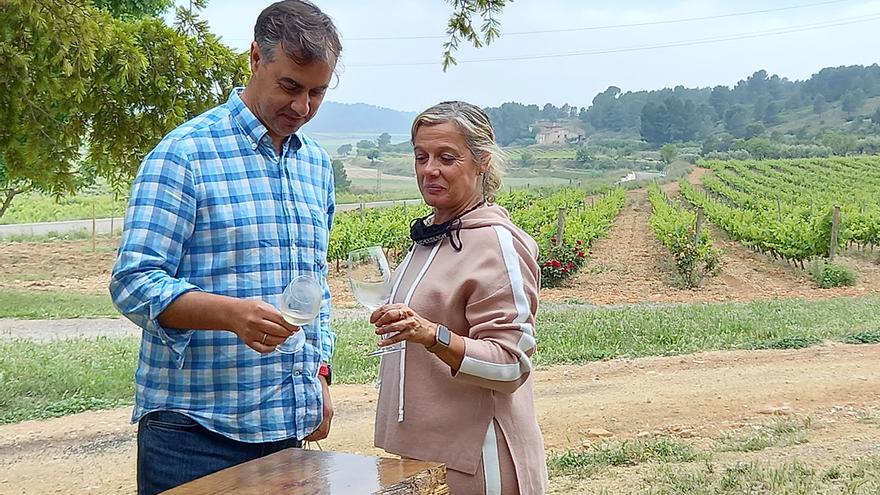 Rafa Cambra y Elena Arpón en los viñedos que rodean Casa Colau