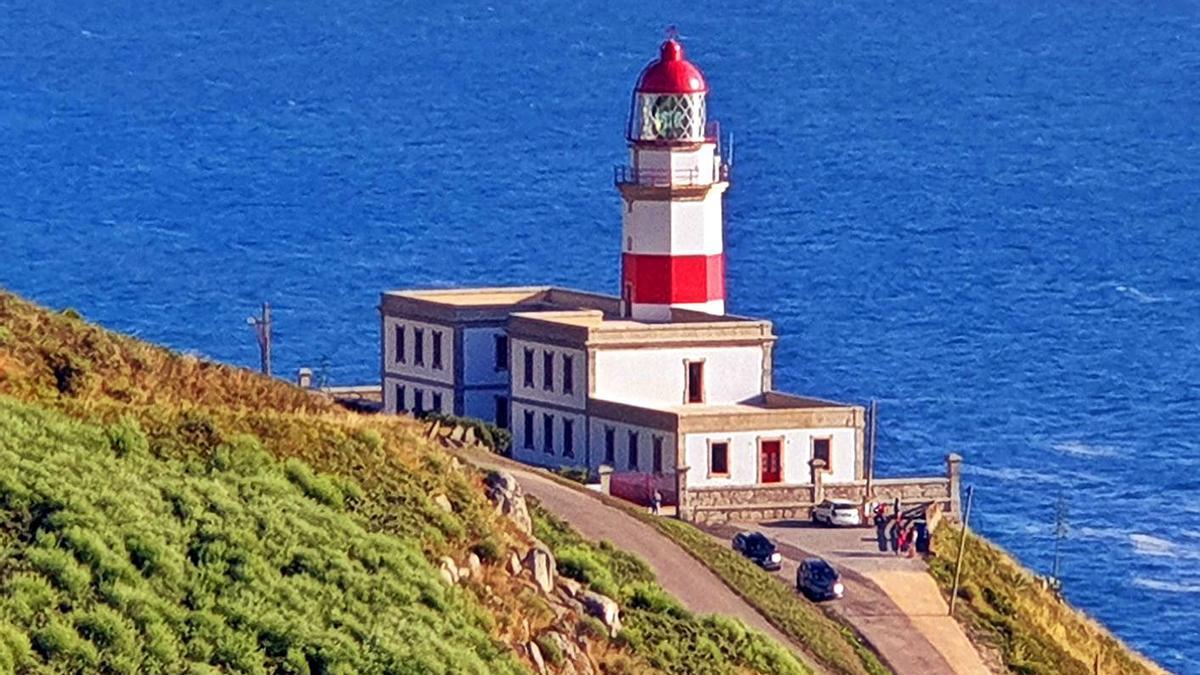 El faro de Cabo Silleiro, recientemente reformado.   | // MARTA G BREA