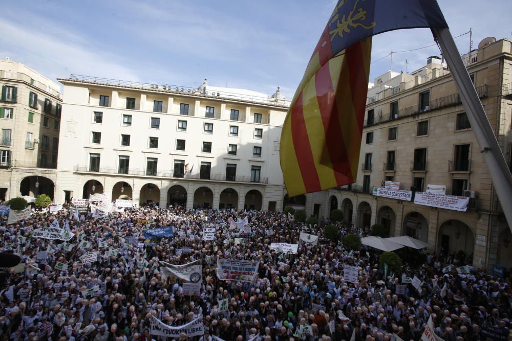 Manifestación en contra de los recortes de aulas en la enseñanza concertada