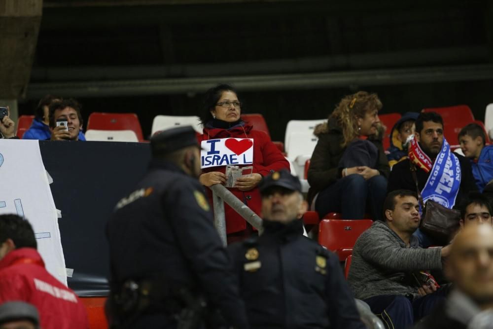 Aficionados en El Molinón durante el España-Israel