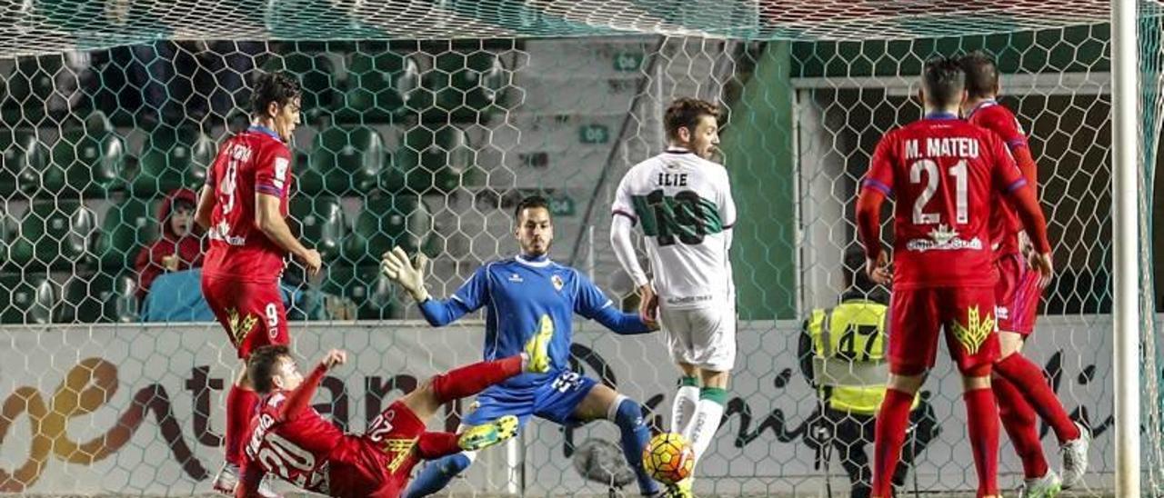 El meta franjiverde Javi Jiménez, durante una acción del partido que enfrentó el sábado a Elche y Numancia en el Martínez Valero