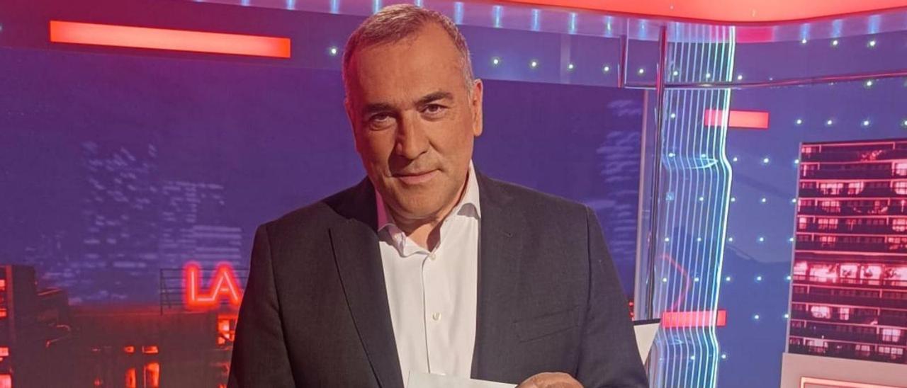 Xabier Fortes posa con el libro en el plató del programa que dirige y presenta en TVE, La Noche en 24 horas. | // FDV