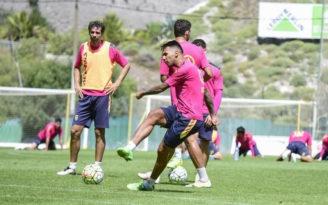 Entrenamiento de la UD Las Palmas en Barranco ...