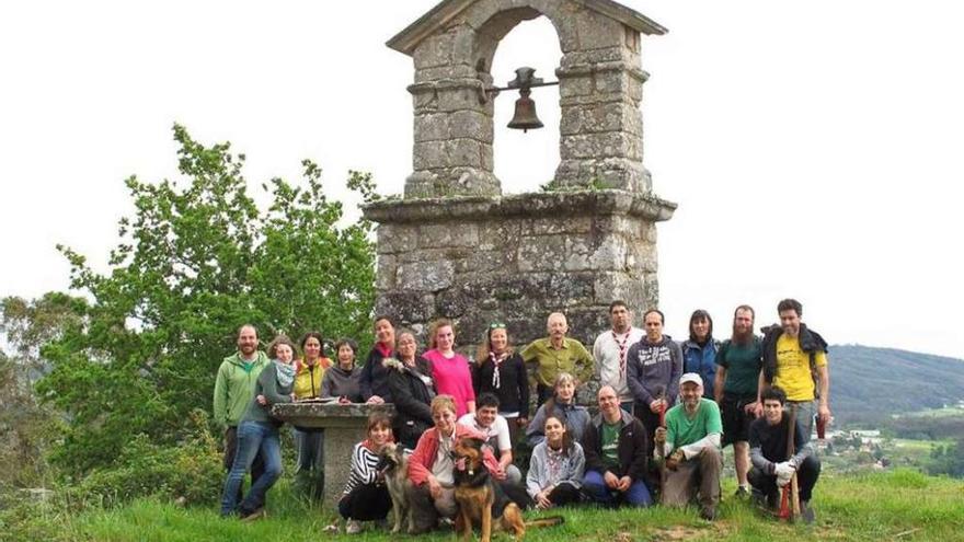 Integrantes de Fragas do Mandeo y voluntarios en A Espenuca, en Coirós.