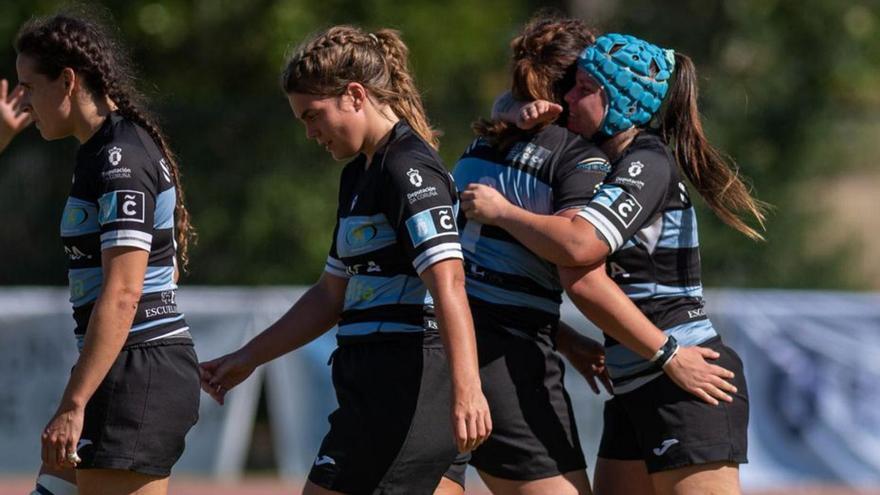 Las jugadoras del CRAT celebran un tanto.
