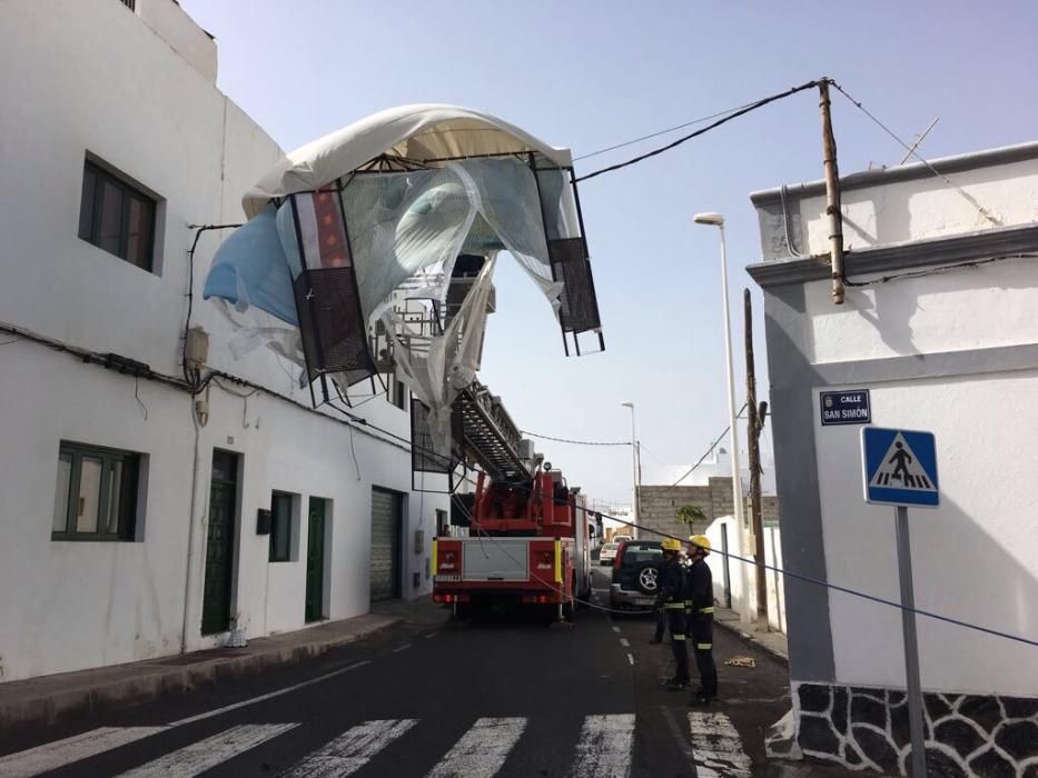 Un cenador queda colgando de un cable de luz por e