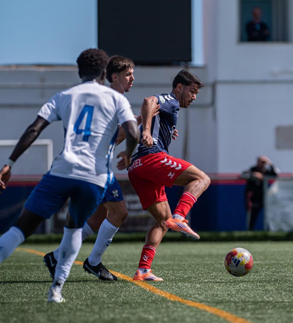 Una acción del partido de ayer entre el Telde y el Tenerife C. | UD TELDE