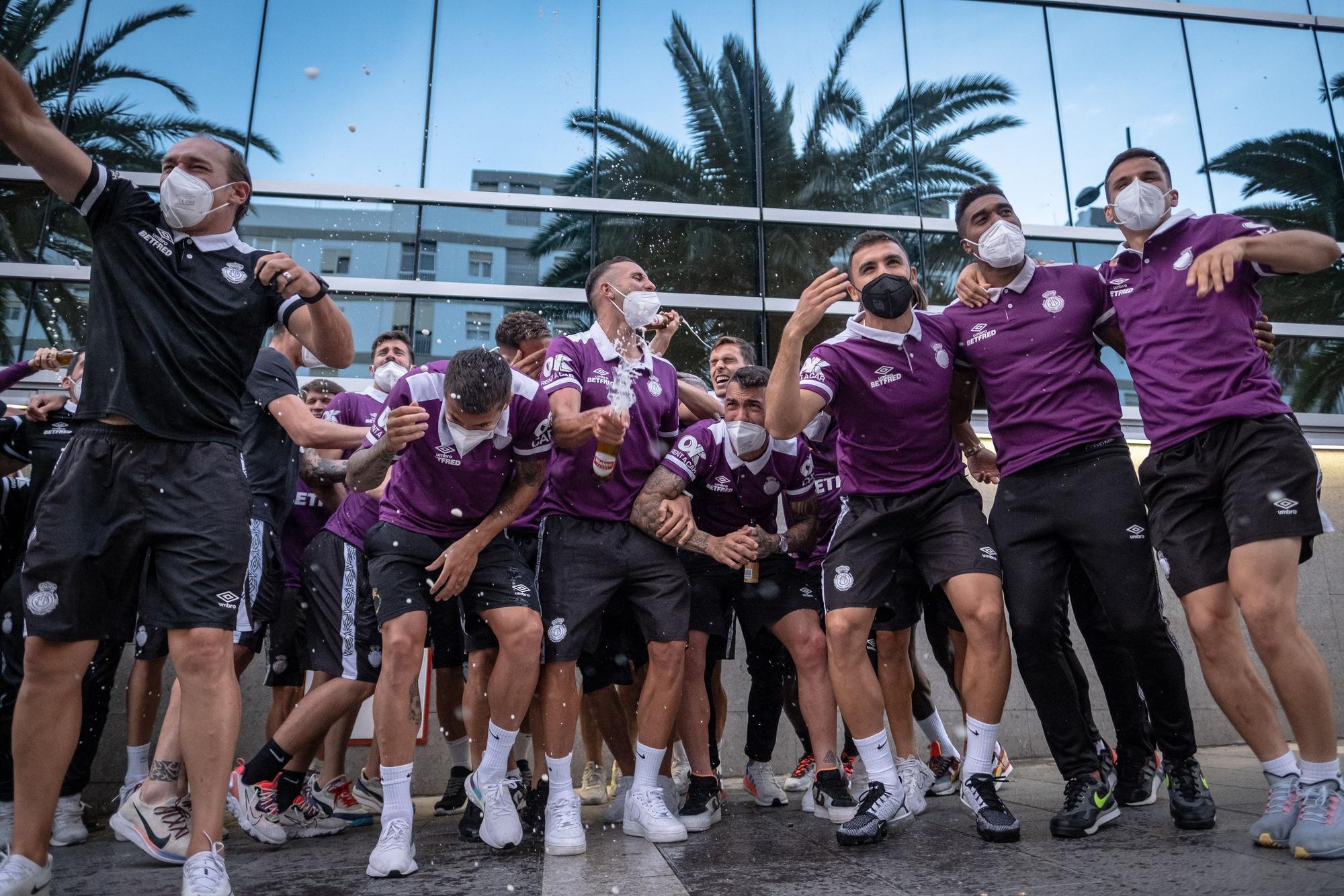 Los jugadores del Mallorca celebran que el ascenso a Primera