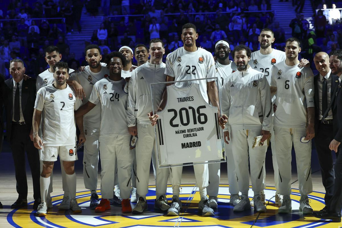 Walter Tavares posa junto a sus compañeros de equipo con su reconocimiento al máximo reboteador de la Euroliga.