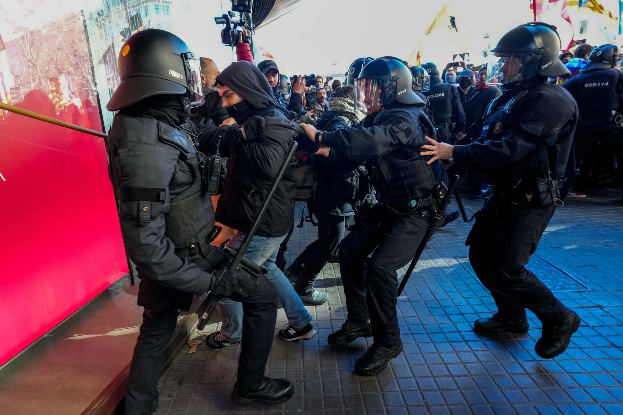 Tensió davant del consolat francès de Barcelona