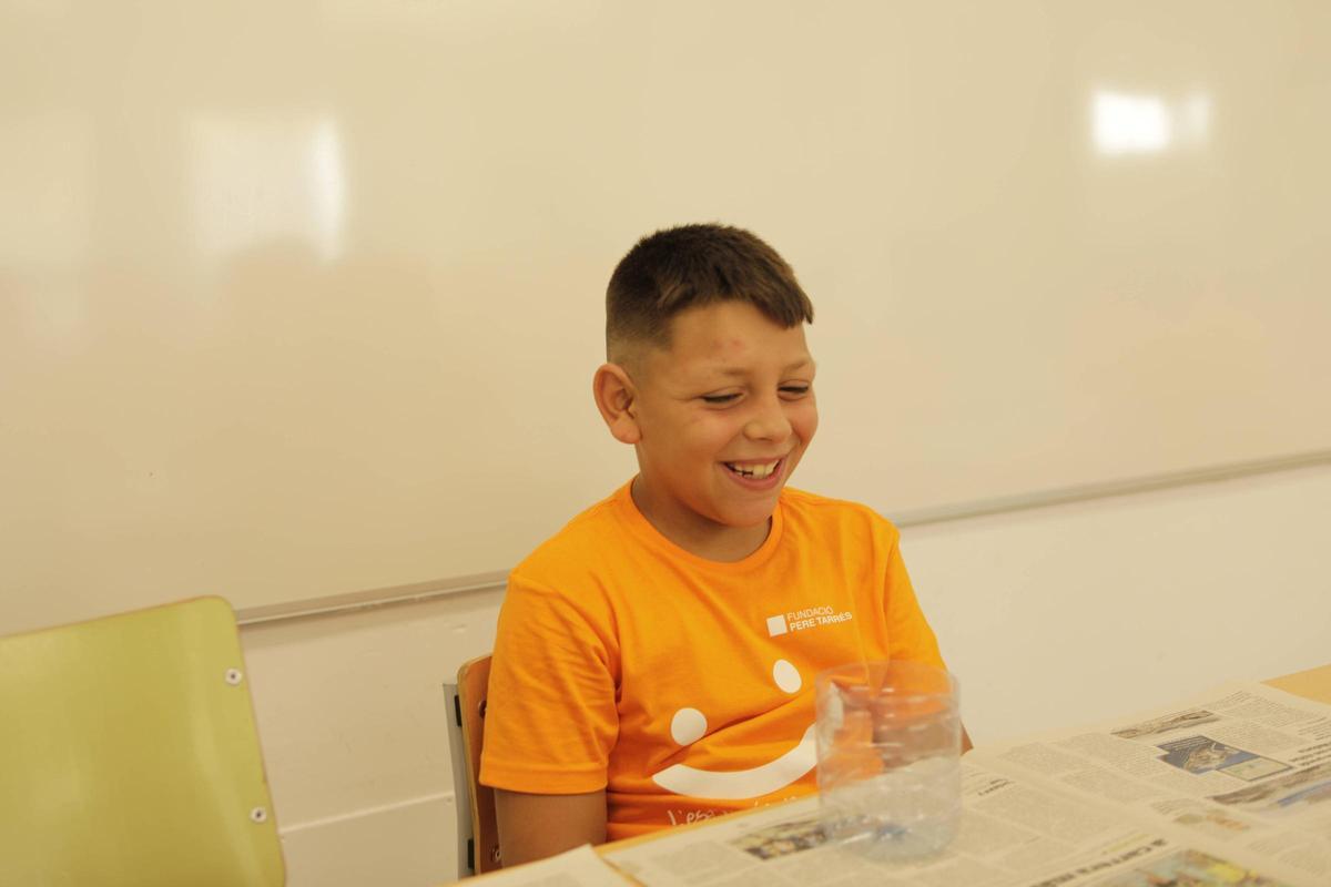 Jose Antonio, de nueve años, sonriendo durante la actividad