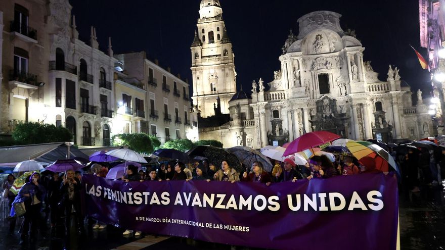 La lluvia no frena la rabia feminista en la Región: &quot;¡Menos princesas y más guerreras!&quot;