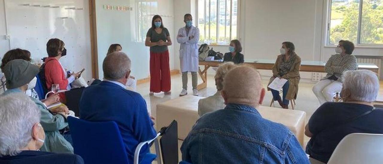 Participantes en uno de los talleres de la ‘Escuela de pacientes con cáncer’ del Chuac, en el Hospital Teresa Herrera.