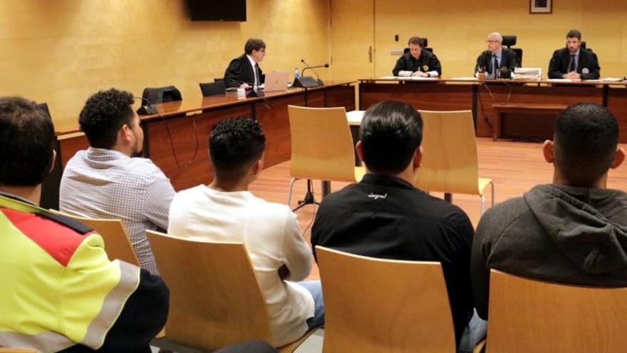 Els quatre acusats d&#039;agredir sexualment una noia, d&#039;esquena, durant el judici