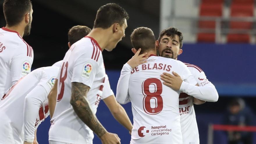 Jairo Izquierdo recibe la felicitación de Pablo De Blasis tras marcar el primer gol del encuentro a los dos minutos de juego. | LOF