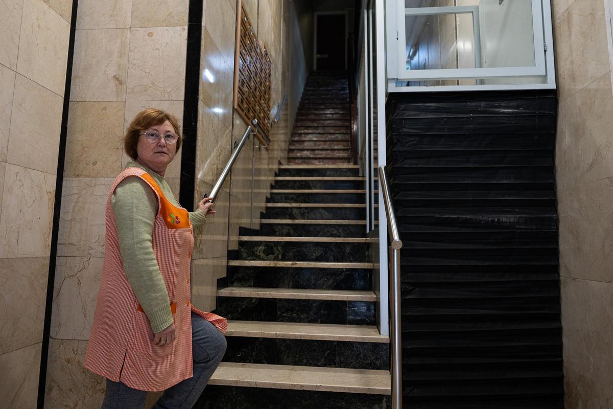 Emma, la portera de las escaleras afectadas por los apagones frecuentes en la Guineueta, en Barcelona.