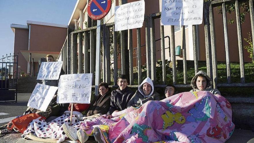 Encierro de alumnos y padres en Curtis por la supresión de un ciclo hace un lustro.