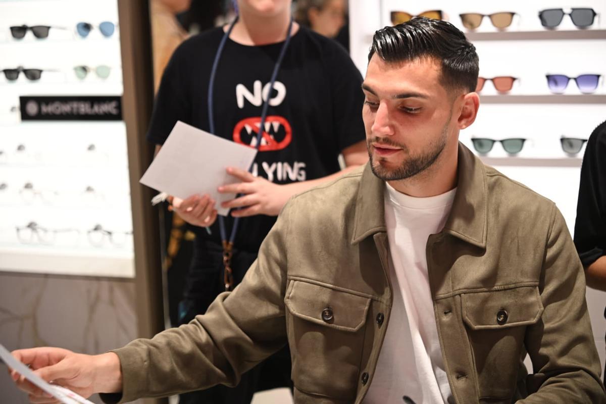Rafa Mir se da un polémico baño de masas tras su denuncia racista