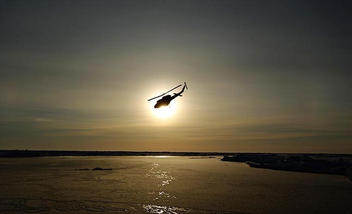 Un helicòpter vola sobre el gel de l’Àrtic durant un exercici a prop de la badia de Prudhoe (Alaska).