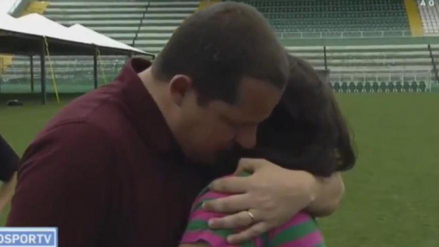 La madre de un jugador fallecido del Chapecoense consuela a un periodista