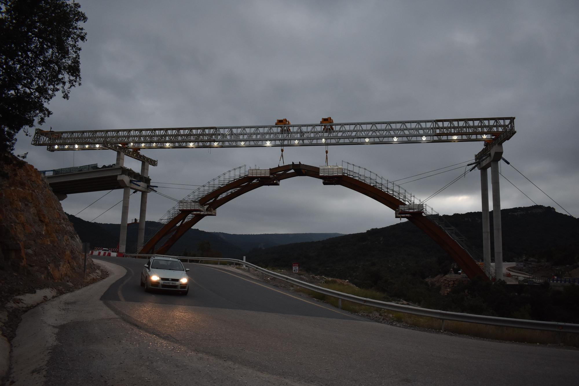 El arco del viaducto de la N-232 en Morella ya está unido