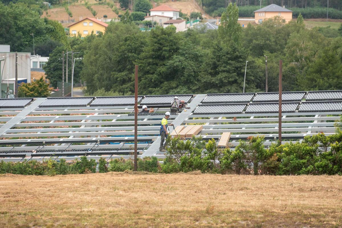 Operarios trabajando en la instalación de los paneles solares del Aquapark.