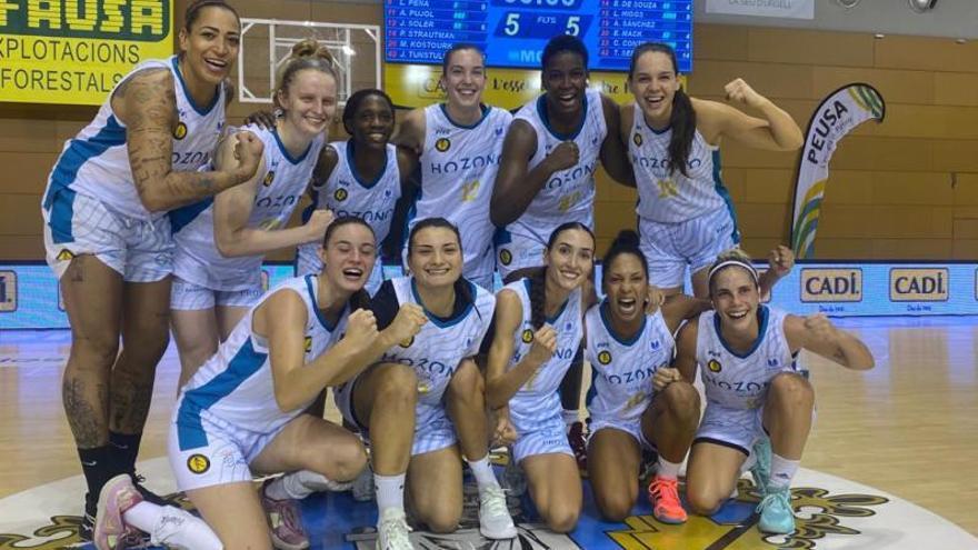 Las jugadoras del Hozono Global Jairis, celebrando la victoria en el primer partido de su historia en Liga Femenina Endesa. | JAIRIS