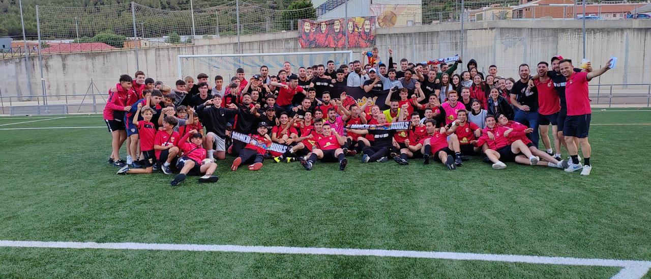 Plantilla y jugadores de la UE Mancomunitat celebran el ascenso a 1a FFCV