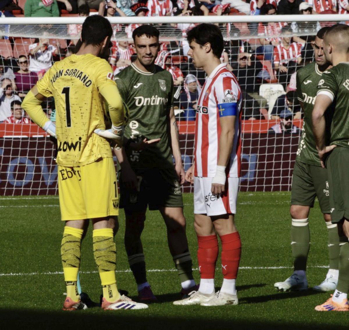 El rojiblanco Gaspar y Juan Soriano dialogan ante  Lalo. | JUAN PLAZA