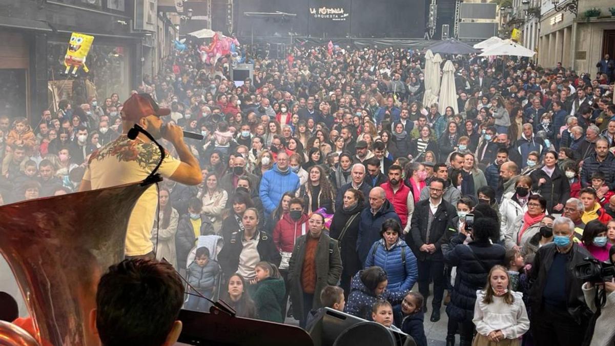 Aspecto que presentaba la Praza da Igrexa anteayer en el recital de la charanga Ardores, previo al de la orquesta La Fórmula.  | // BERNABÉ