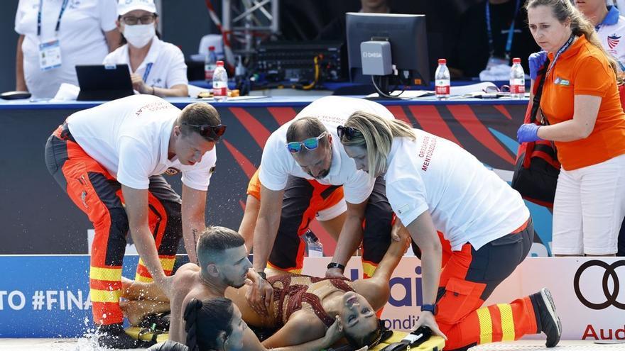 Una nadadora, rescatada en el fondo de la piscina tras desmayarse