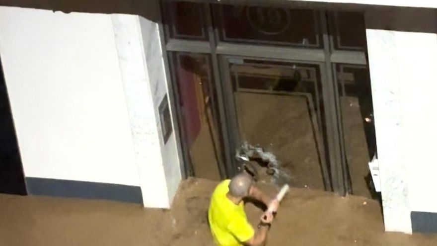 Un hombre salva a una mujer y dos niños de morir ahogados en su casa en Valencia