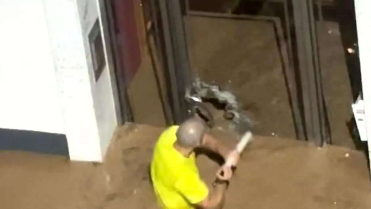Un hombre salva a una mujer y dos niños de morir ahogados en su casa en Valencia