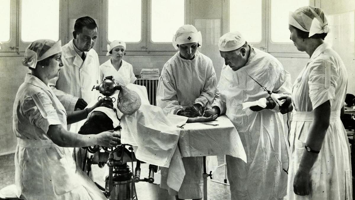 Clínica de Cirugía del Instituto de la Mujer que Trabaja en la calle Escorial 177. Intervención por los doctores Joaquin Soler Dopff y Fidel Saval. Interior (1935).