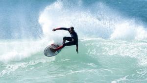 Un surfista monta una ola el 19 de noviembre de 2018 en Ouakam, Senegal.