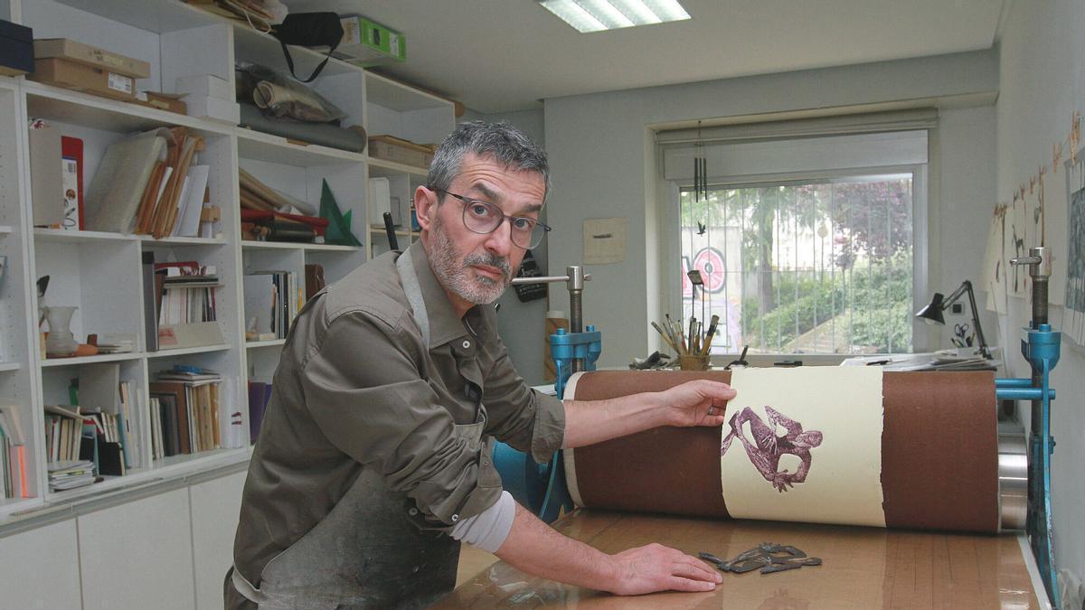 Xosé Poldras, doctor en Bellas Artes y especialista en grabado, un artista de «obra múltiple»