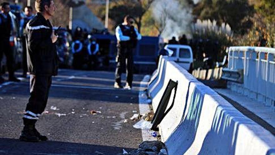 Un gendarme en un dels ponts on van concentrar-se els manifestants