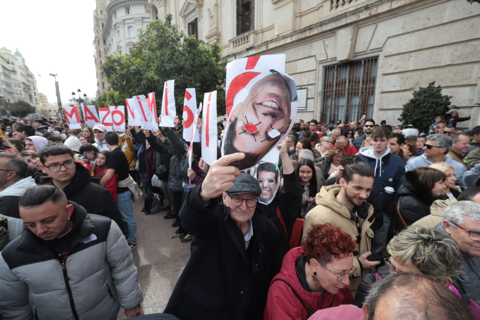 Así ha sido la primera mascletà de las Fallas 2025 en la plaza del Ayuntamiento de València