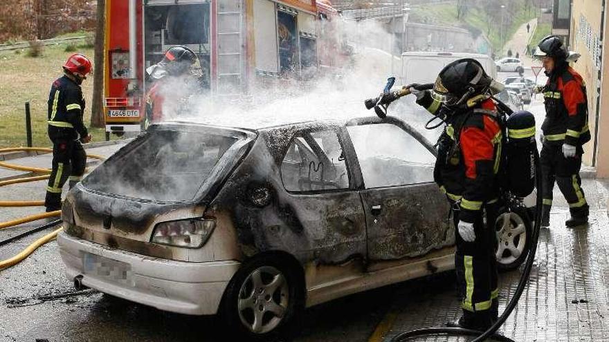 Un vehículo, que se encontraba estacionado en la Bajada de Los Tres Árboles, se calcina