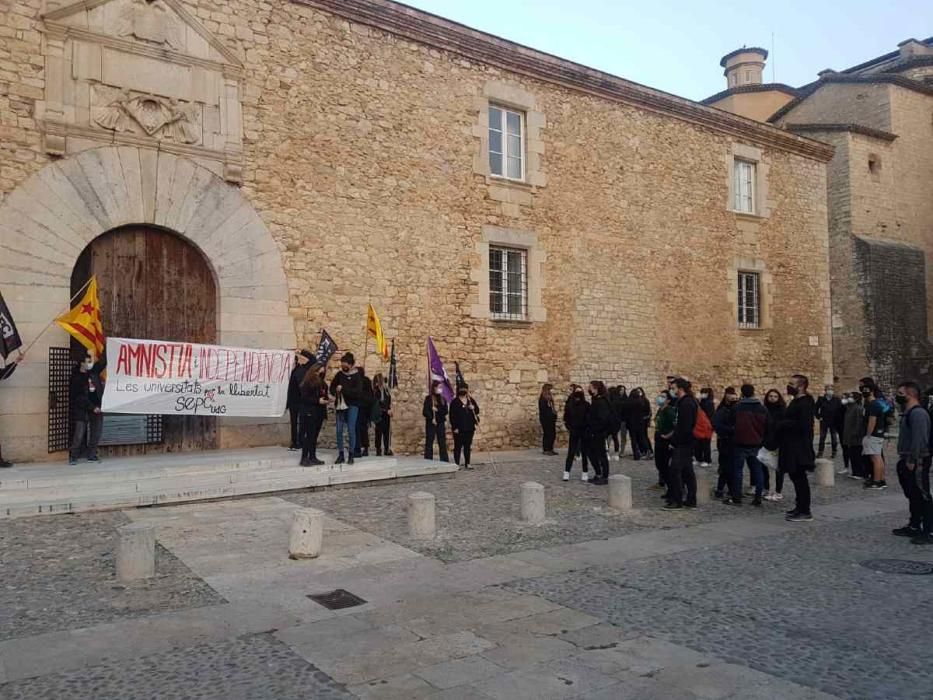 Una cinquantena d'estudiants es concentren davant del rectorat de la UdG per reclamar la llibertat de Hasél