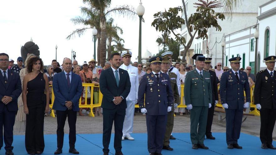 Arrecife celebra el Día de la Fiesta Nacional con un solemne izado de bandera